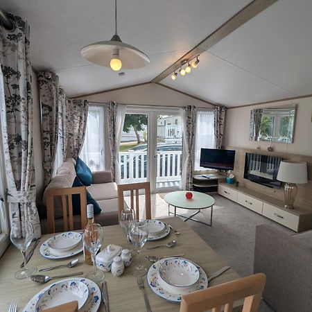 Lovely Bright And Airy Caravan On The 5 Star Shorefield Country Park Entertainment Passes Included Milford on Sea Extérieur photo