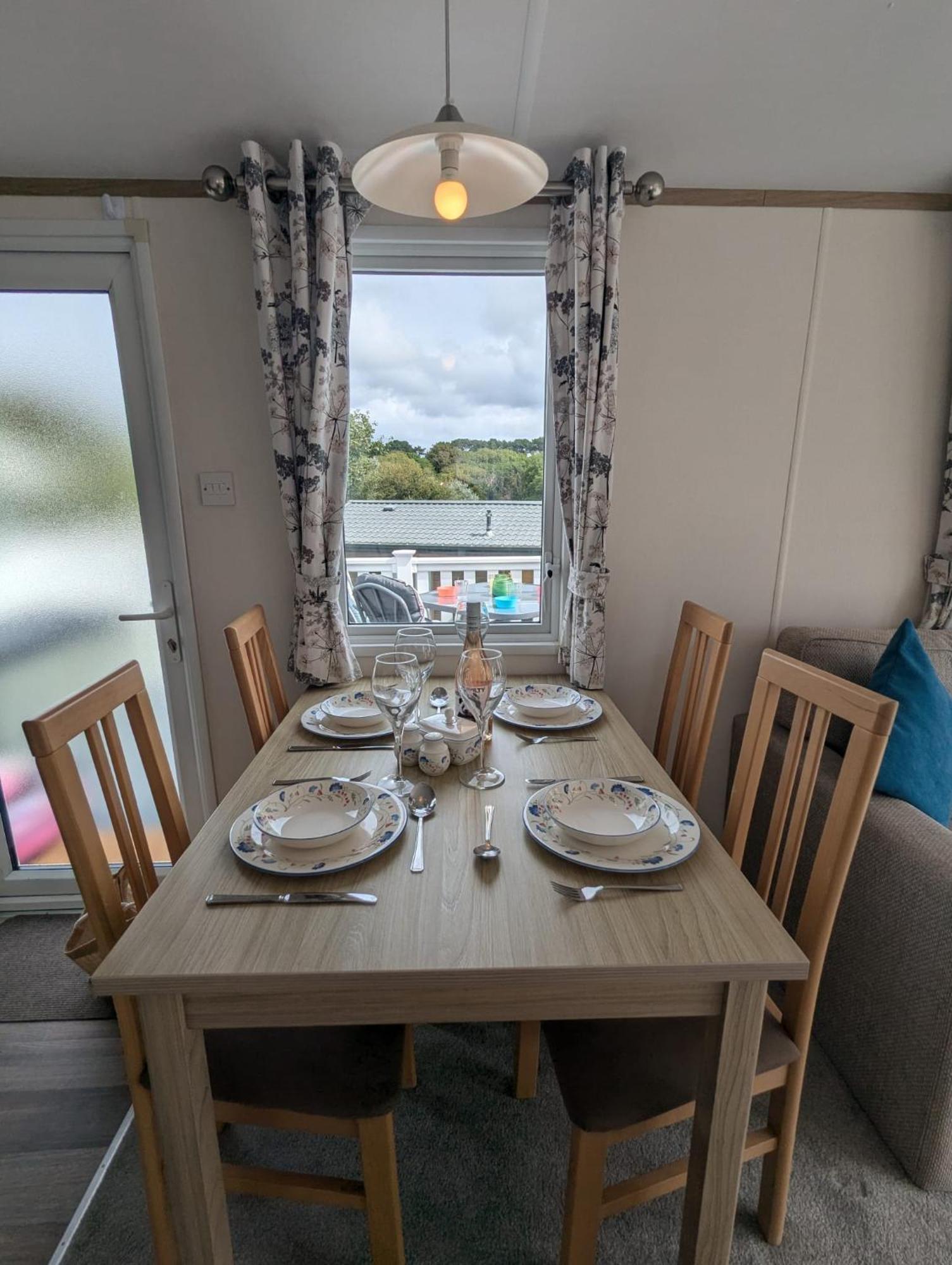 Lovely Bright And Airy Caravan On The 5 Star Shorefield Country Park Entertainment Passes Included Milford on Sea Extérieur photo