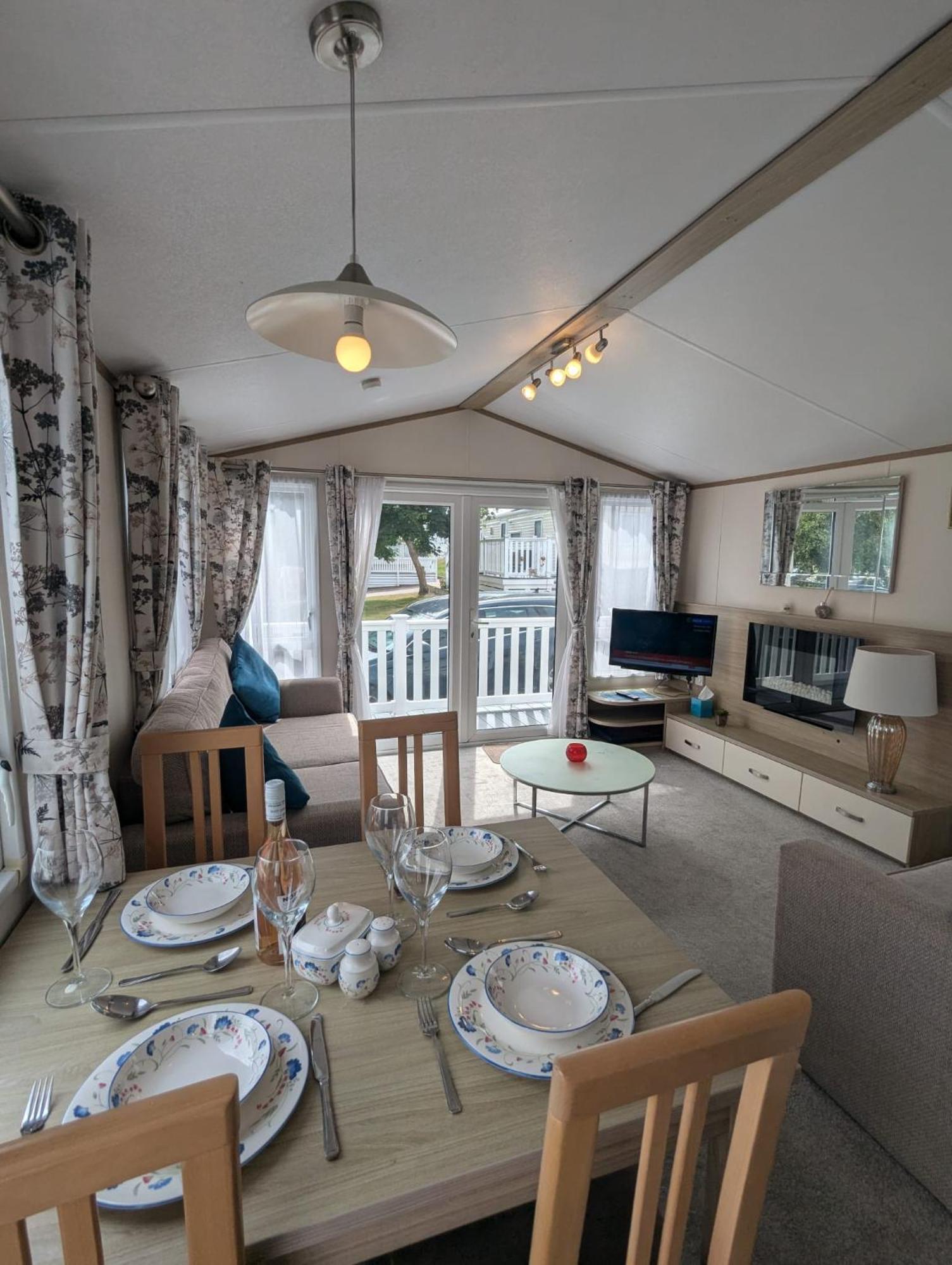 Lovely Bright And Airy Caravan On The 5 Star Shorefield Country Park Entertainment Passes Included Milford on Sea Extérieur photo