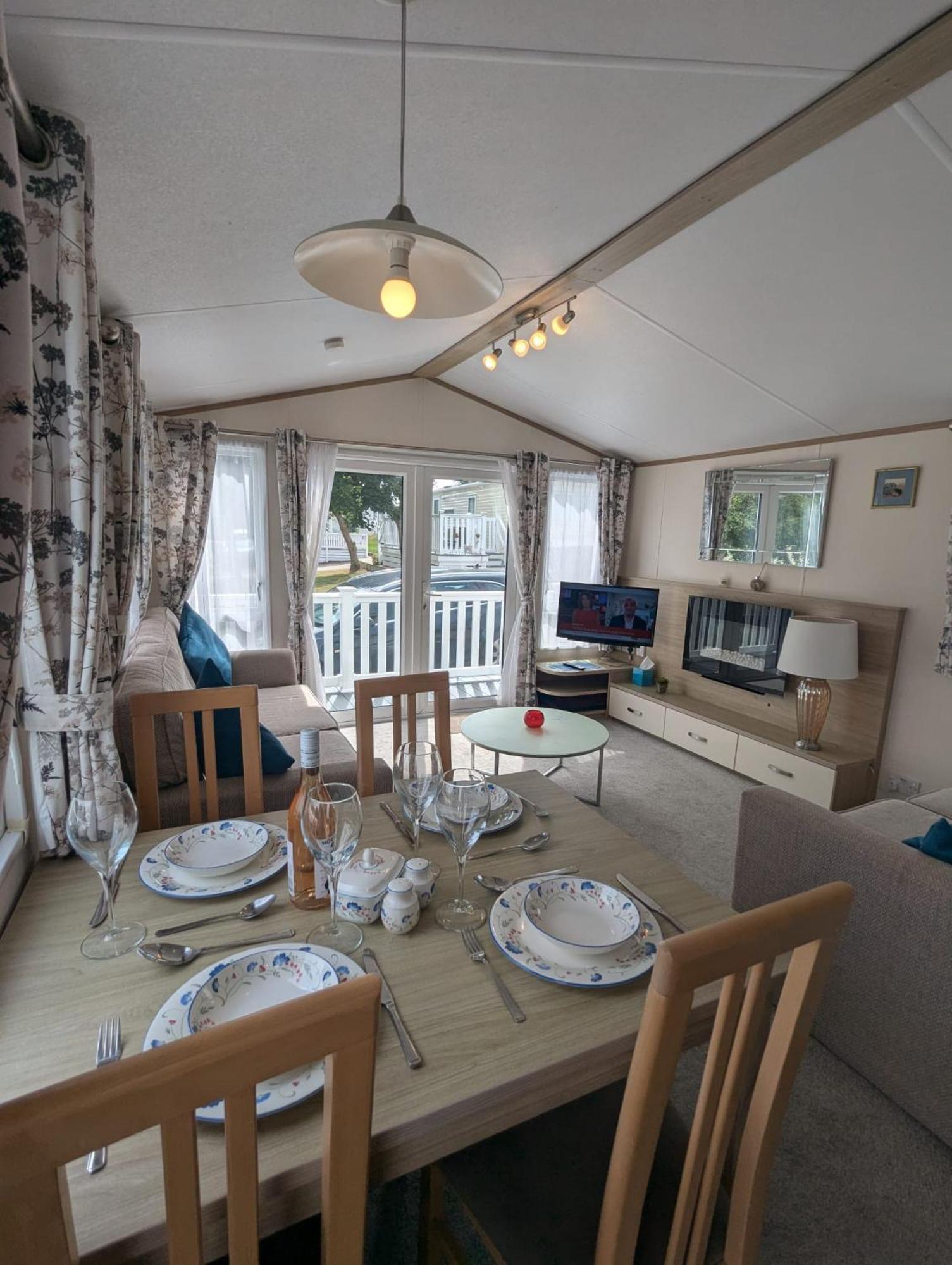 Lovely Bright And Airy Caravan On The 5 Star Shorefield Country Park Entertainment Passes Included Milford on Sea Extérieur photo