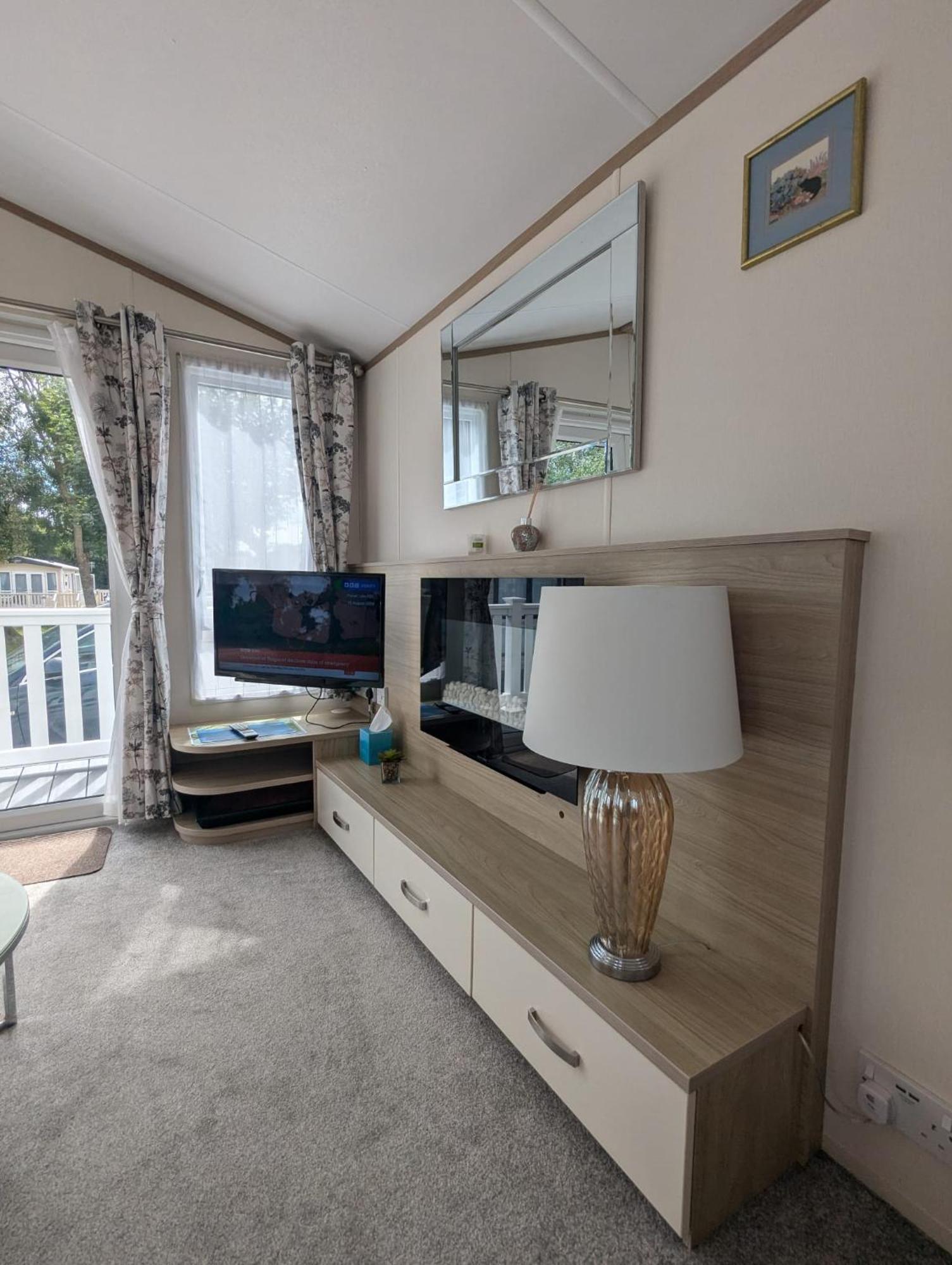 Lovely Bright And Airy Caravan On The 5 Star Shorefield Country Park Entertainment Passes Included Milford on Sea Extérieur photo