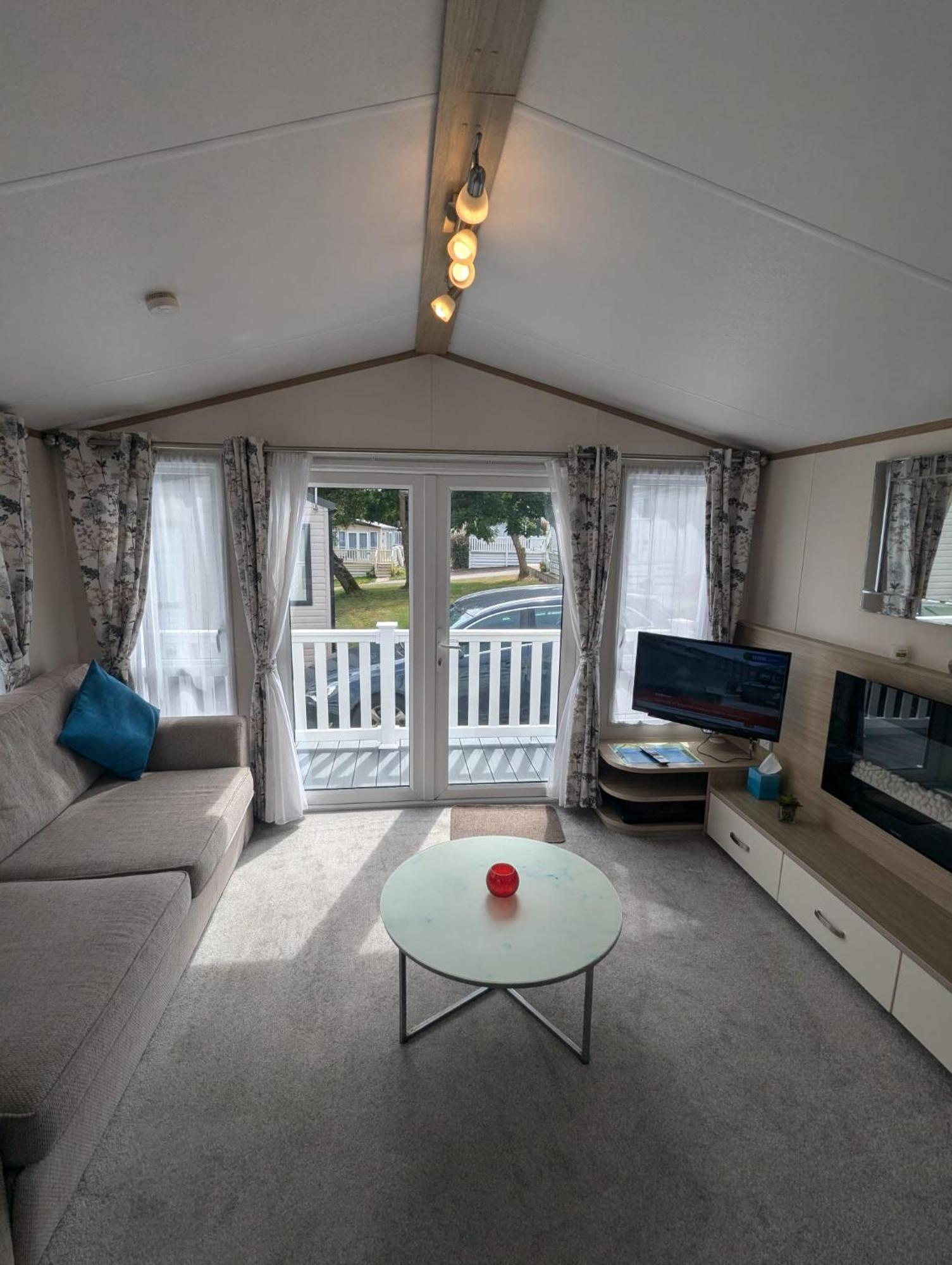 Lovely Bright And Airy Caravan On The 5 Star Shorefield Country Park Entertainment Passes Included Milford on Sea Extérieur photo